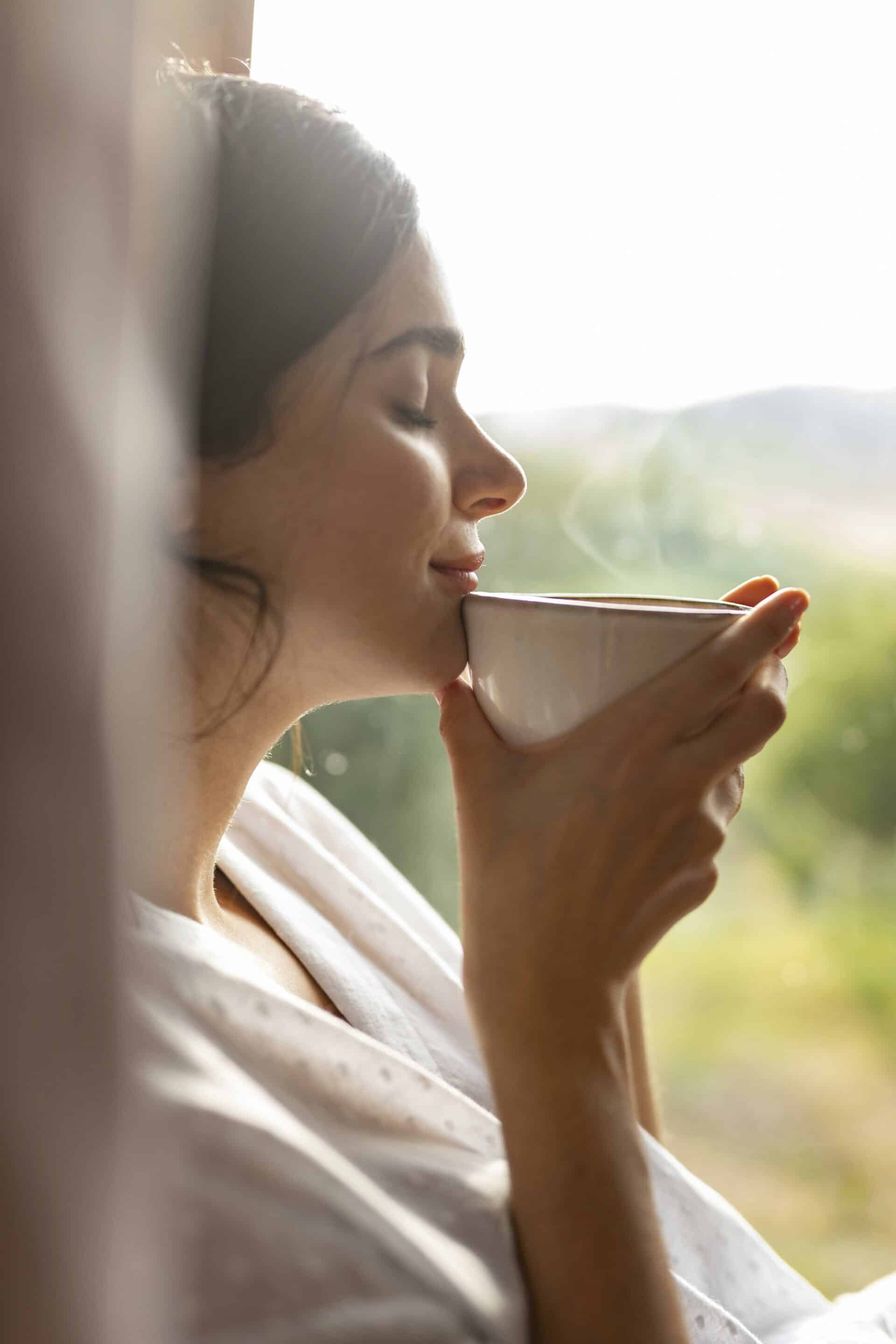 close-up-woman-drinking-coffee Conseils nutritionnels pour retrouver énergie, vitalité et mieux-être mental